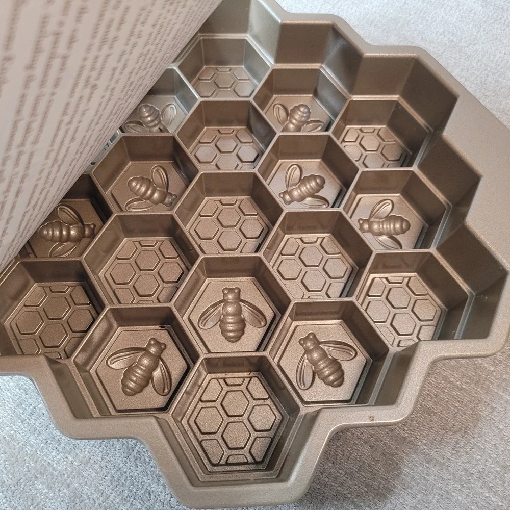 Nordic Ware Pull‎ Apart Beehive Bee Hive Honeycomb Cake Pan Williams Sonoma NEW